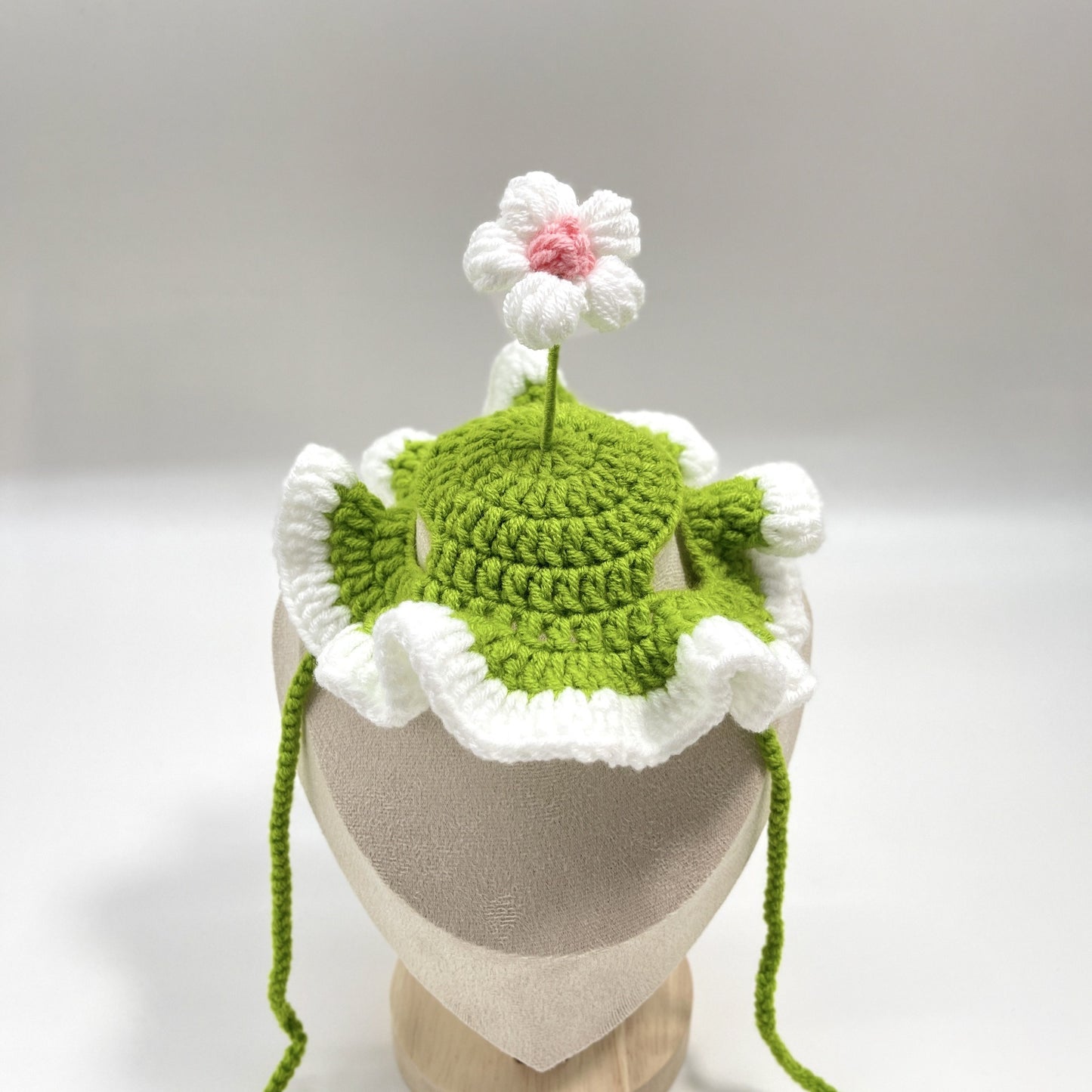 Green plush pet birthday cake hat with a cake topper, perfect for pet photoshoots.
