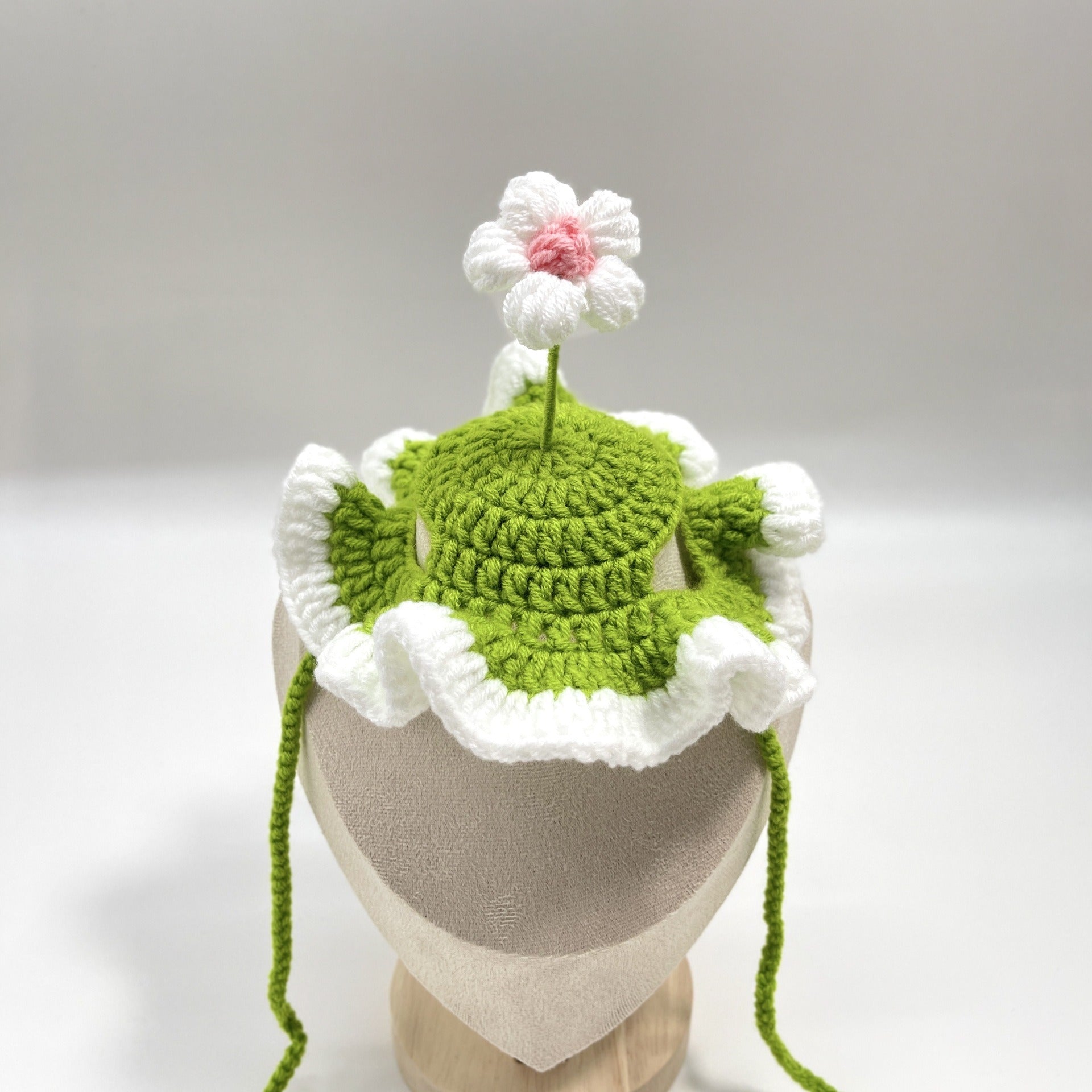 Green plush pet birthday cake hat with a cake topper, perfect for pet photoshoots.
